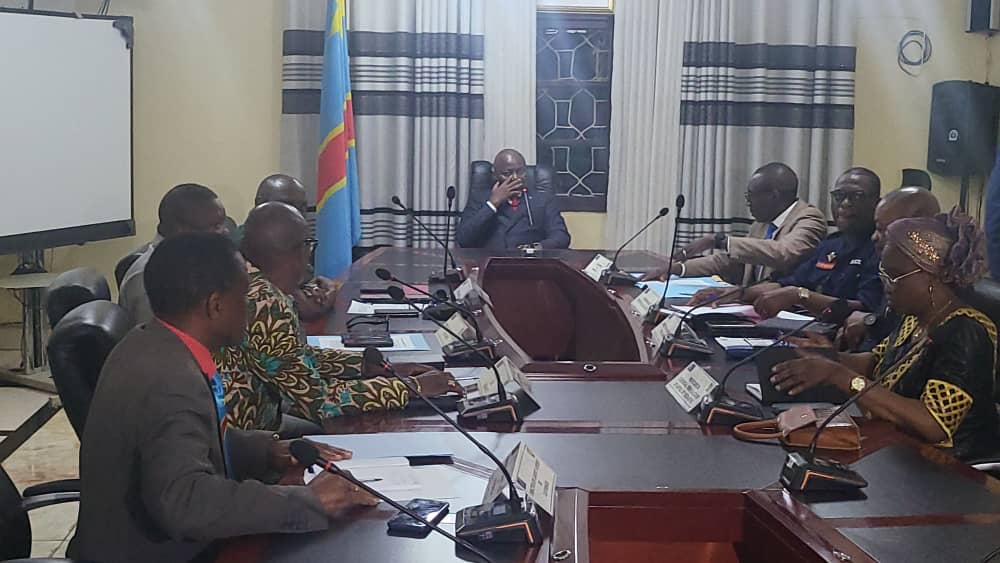 coeurdafriqueM's tweet photo. 🔴#RDC:Sur demande du président de la république,le #VPM/Éconat #Vital #KAMERHE a tenu une réunion du Conseil de Sécurité provincial dans les locaux du Gouvernorat de province ce vendredi soir en présence du gouverneur ai #Marc #MALOGO.
@central_sage @leParrainRDC @kakese_leon https://t.co/slpylSJIPn