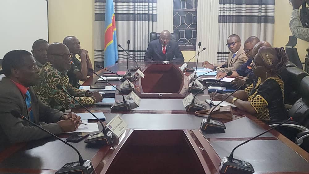 coeurdafriqueM's tweet photo. 🔴#RDC:Sur demande du président de la république,le #VPM/Éconat #Vital #KAMERHE a tenu une réunion du Conseil de Sécurité provincial dans les locaux du Gouvernorat de province ce vendredi soir en présence du gouverneur ai #Marc #MALOGO.
@central_sage @leParrainRDC @kakese_leon https://t.co/slpylSJIPn