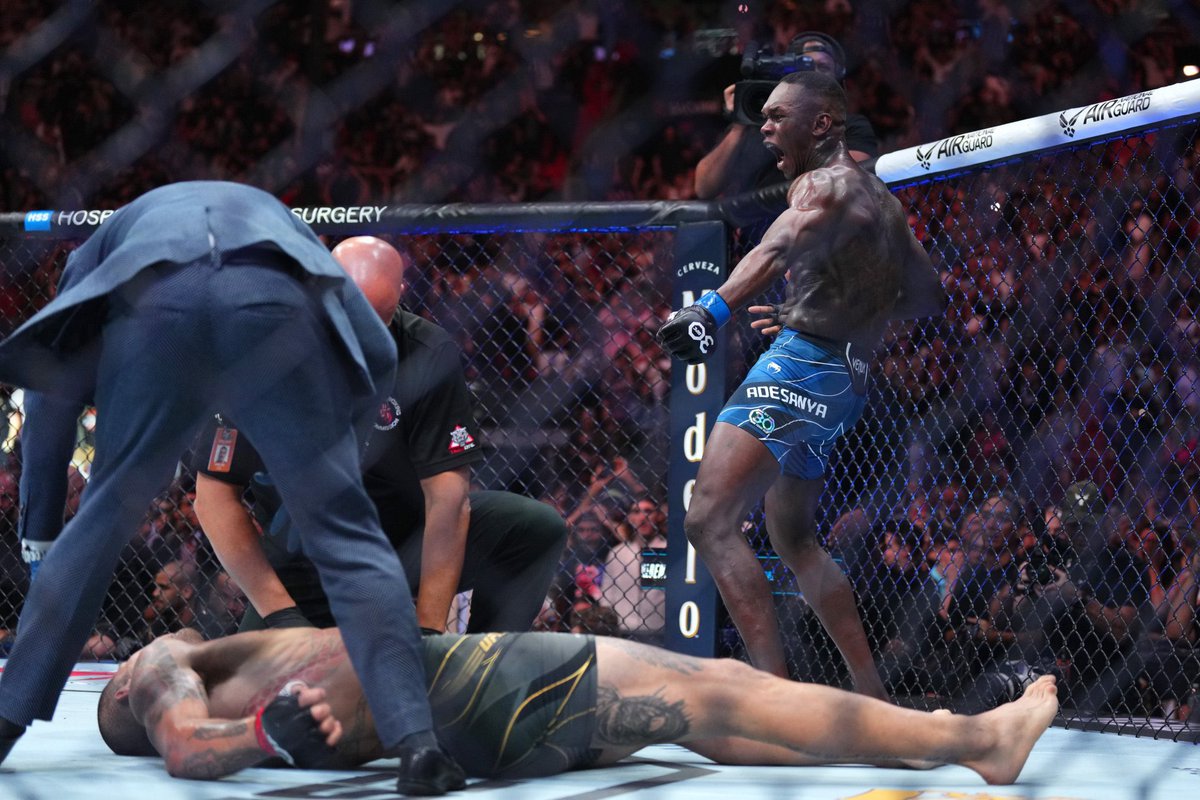 krazeetv_'s tweet image. Israel Adesanya knocks out Alex Pereira to reclaim the UFC Middleweight Championship.

This puts an end to his 0-3 losing streak against Pereira. #Stylebender #UFC #KO
