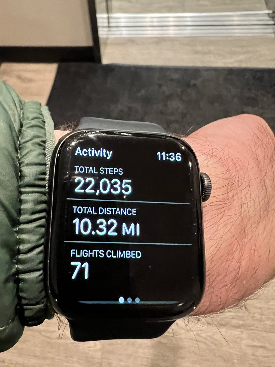 DanielMartinezD's tweet photo. Así se ve la guardia de un mesonero (en números) cuando toca atender mesas arriba y la cocina está abajo. 22.000 pasos, 1130 calorías, 10 millas, 71 pisos subidos, se lee SETENTA Y UNO.  Para tomar en cuenta antes de decir “ay se me olvidó, me puedes traer otro cubito de hielo?” https://t.co/LsYle3qrjA