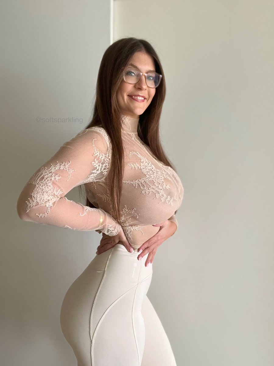 Liesa on Twitter: "Re🤍tweet if you like nerdy brunettes"
