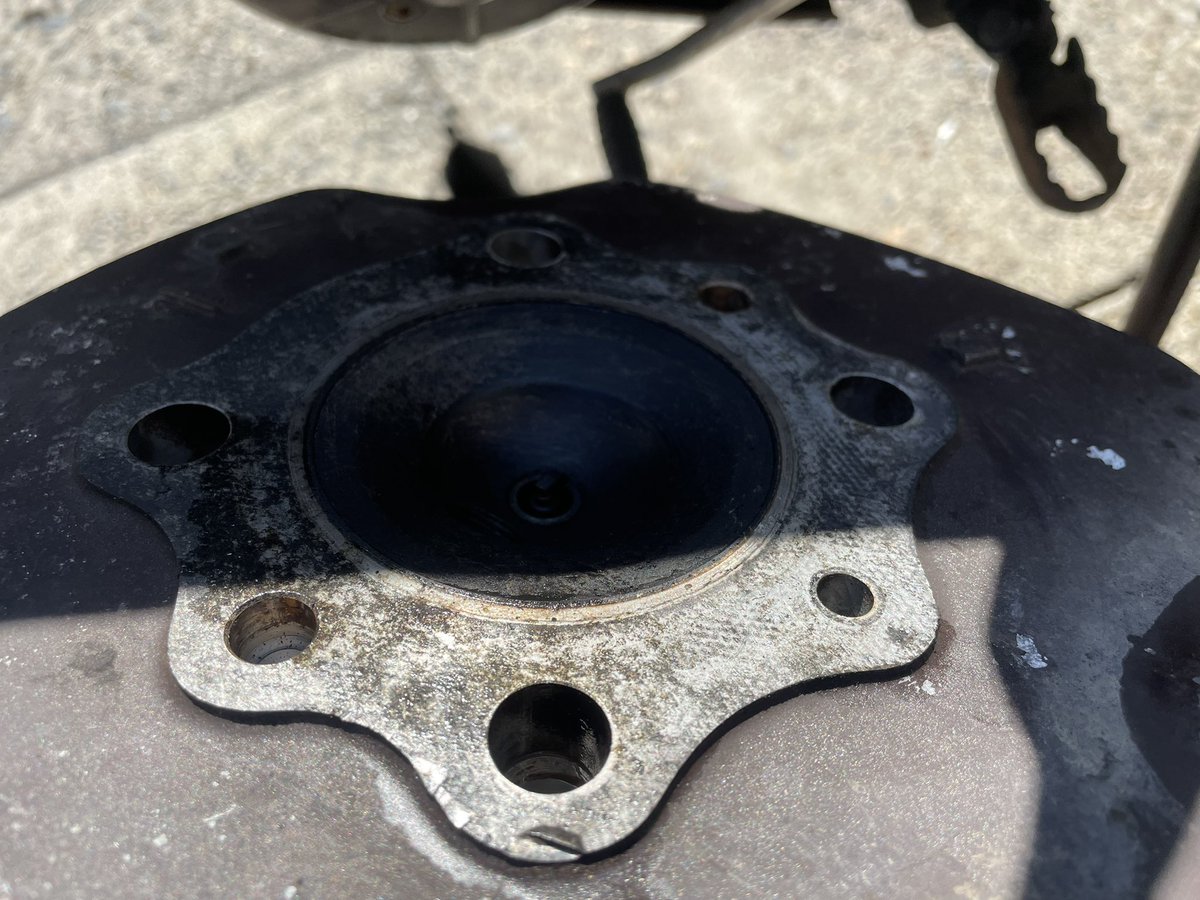 ZUN_CB750's tweet photo. ヘッドガスケットが一部消失していて( •᷄ὤ•᷅)？ってなったが、やらかされていたのを発見( ੭⌯᷄ω⌯᷅ ).｡oஇ

まぁ削って簡単に面だしすれば良いや(❛ω❛)

#エルシノア
#MT250 https://t.co/fkg9IJpZXB