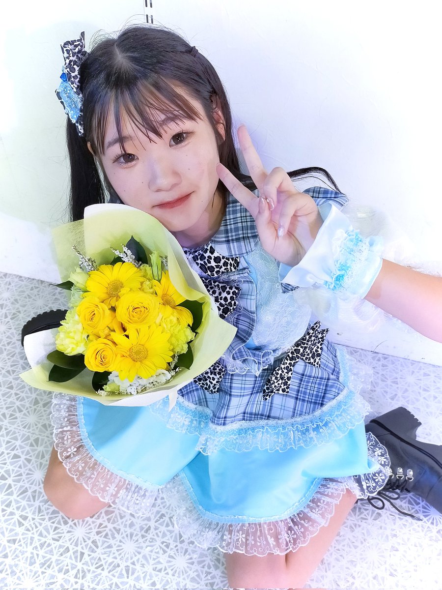 fuzi_ookami's tweet photo. 解散ライブ明るかったね
イゴゴチノイイトコ👏
お別れに歌詞が心にしみる

デビューの花束💛
拡大版アップしてなかったね

カウントダウン終了
いよいよ開場です
17歳🎂4/9生誕祭
#可愛りり 今ピンク色
#RONPAGREEN 
#RONPA_GREEN 
1分スマホ撮影 https://t.co/OQYfPLQE1B