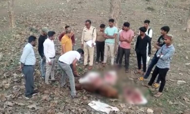 छत्तीसगढ़ के कबीरधाम में पुलिस ने गाय का मांस बेचने के आरोप में कुछ लोगों को गिरफ्तार किया है!

उसके नाम देखें– "राजेन्द्र बांधेकर, रज्जू महोबिया, लक्ष्मण रात्रे, जितेन्द्र रात्रे, मुकेश लांझी, दिनेश खरे"

किसी न्यूज़ चैनल में चर्चा नही हो रही है कि प्रतिबंध जानवर का मांस ये लोग