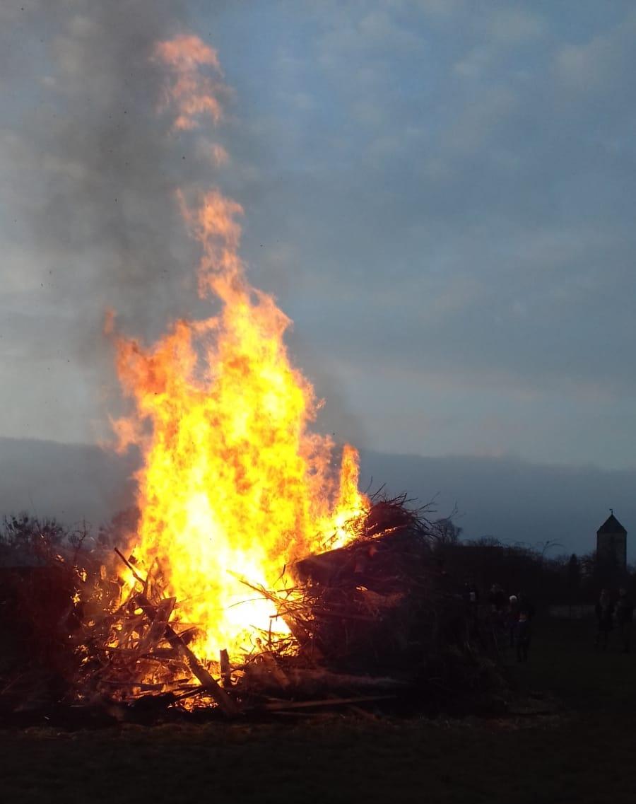 LaraWeissRPM's tweet photo. #HappyEaster! The #EasterFire symbolizes the sun. #SpringFires were lit in pre-Christian times to invoke the sun to descend to earth. #Easter fires have been documented since c. 750CE.  Several old #light #traditions are united in the #EasterCandle: Greek, Jewish, Roman&amp;Christian https://t.co/0MQhMyuUgH