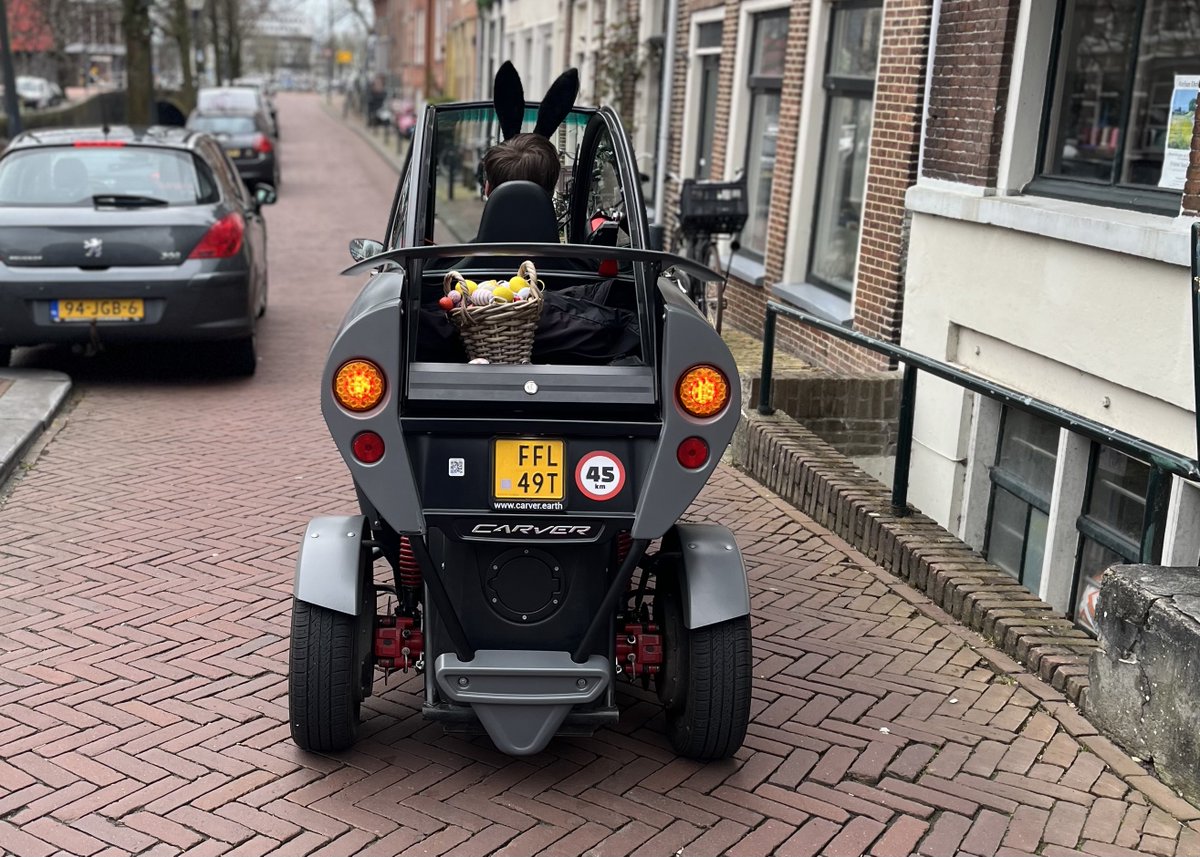 The Easter Bunny now transports all Easter eggs 100% electric. Happy Easter! 🐣  #carver #carversmile #drivingelelectric