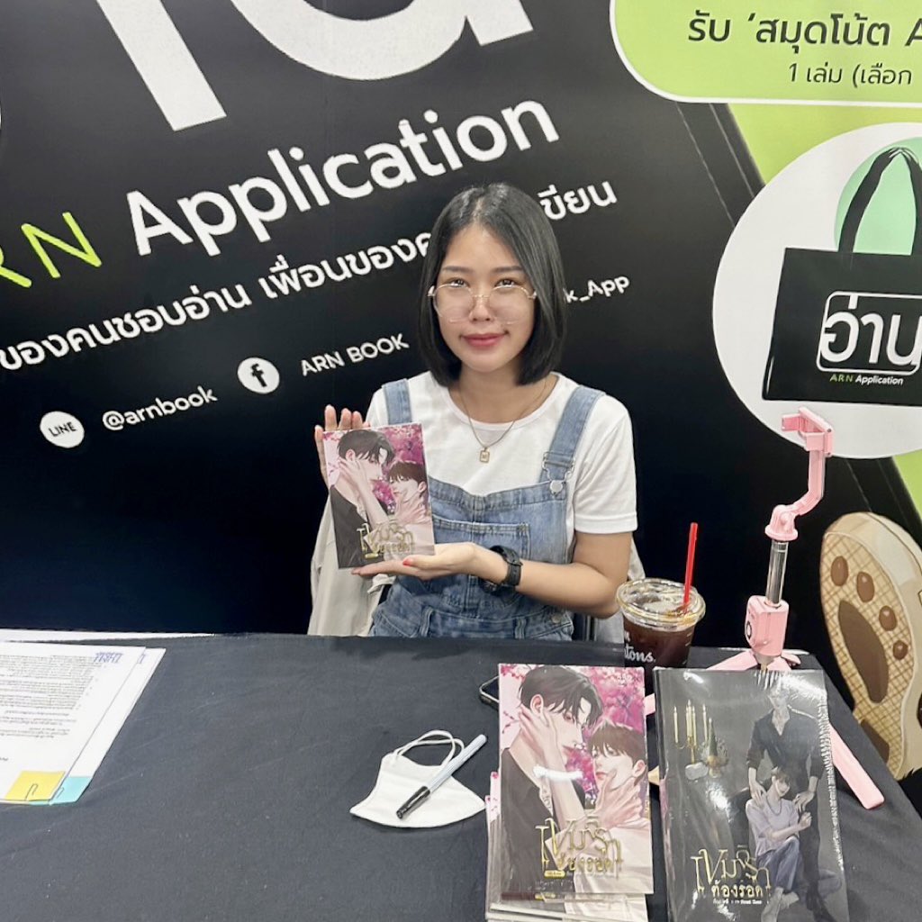 ArnBook_App's tweet image. 🎉ทีม ARN ขอแสดงความยินดีกับคุณคาลิ @calilnwza ที่นิยายเรื่อง #เขมจิราต้องรอด ถูกซื้อลิทสิทธิ์เพื่อทำเป็นซีรีส์ด้วยครับ🥰
.
และคุณคาลิอยู่แจกลายเซ็นที่บูธ ARN P21 ถึงเวลา 15.30 น.ครับ แวะมาให้กำลังใจและขอลายเซ็นเธอกันได้นะ วันนี้ #งานหนังสือ วันสุดท้ายแล้วคร้าบ