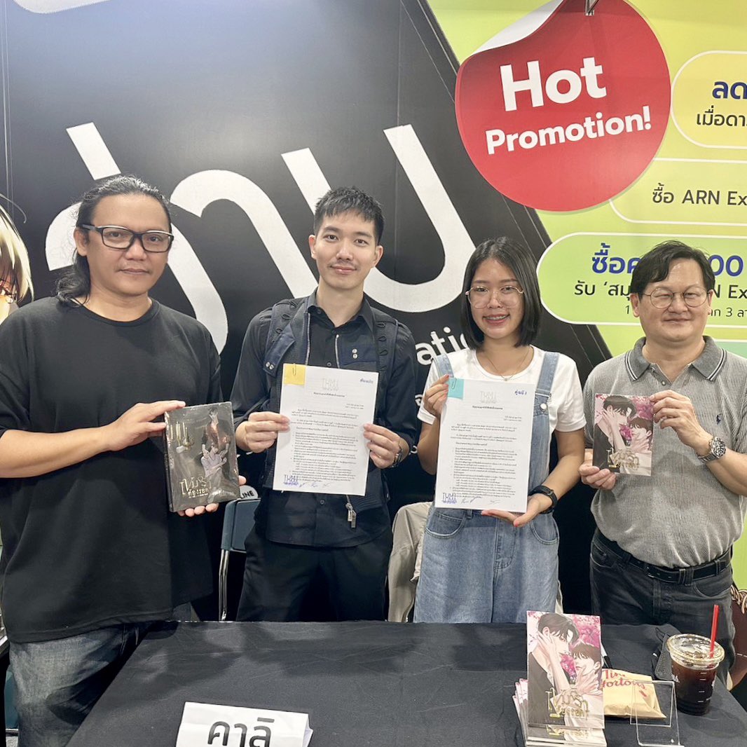 ArnBook_App's tweet image. 🎉ทีม ARN ขอแสดงความยินดีกับคุณคาลิ @calilnwza ที่นิยายเรื่อง #เขมจิราต้องรอด ถูกซื้อลิทสิทธิ์เพื่อทำเป็นซีรีส์ด้วยครับ🥰
.
และคุณคาลิอยู่แจกลายเซ็นที่บูธ ARN P21 ถึงเวลา 15.30 น.ครับ แวะมาให้กำลังใจและขอลายเซ็นเธอกันได้นะ วันนี้ #งานหนังสือ วันสุดท้ายแล้วคร้าบ
