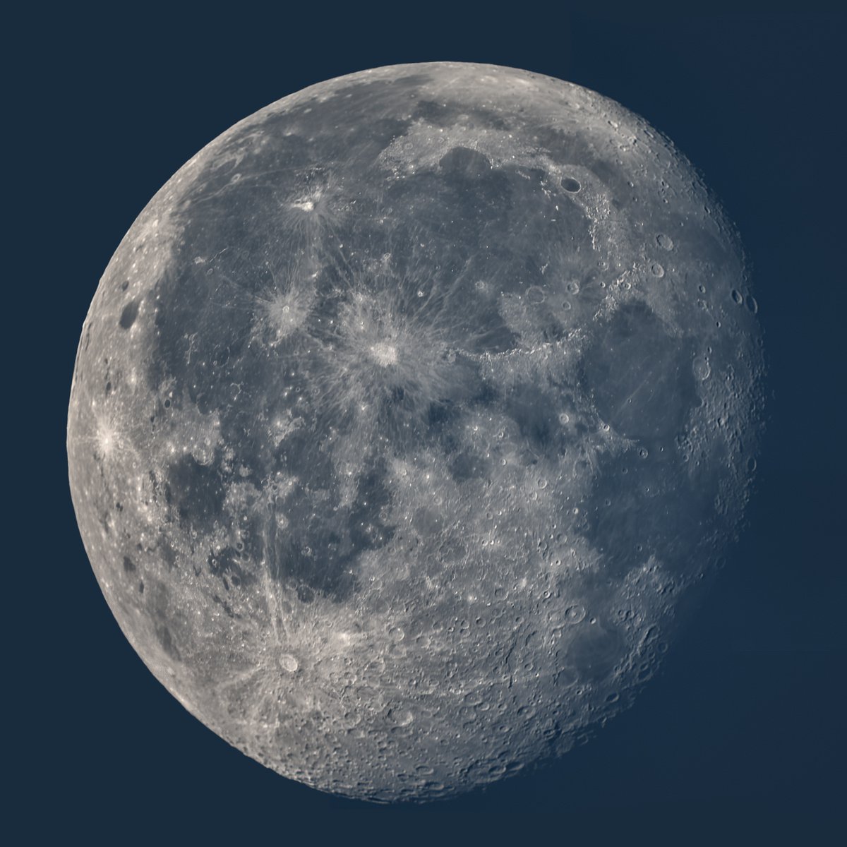 hyman_roger's tweet photo. Easter Sunday setting Moon (90%). @MoonHourSocial #moon #Astrophotography @ThePhotoHour https://t.co/0IsECWhWkm