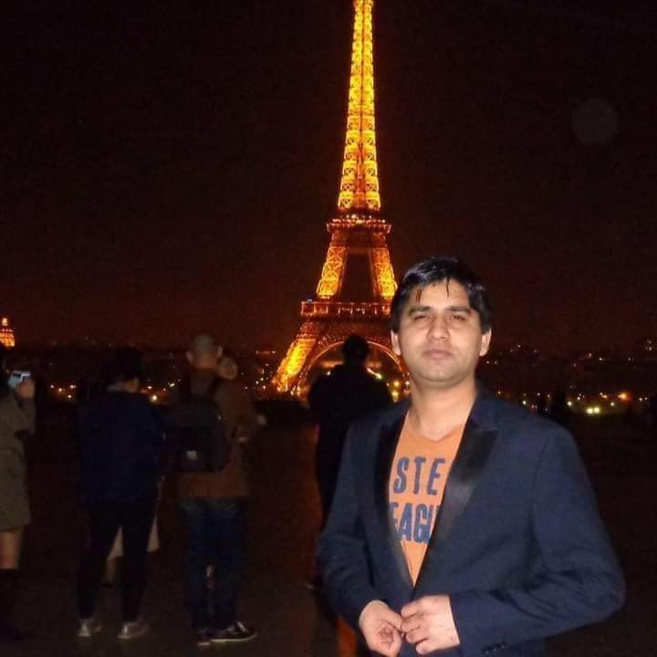 SadamSindhi19's tweet photo. اونداھي سماج ۾ ڏيئي جيان روشني ڪندڙ پروفيسر ڊاڪٽر اجمل ساوند جيڪو فرانس ۾ پڙهائيندو هو جنهن کي هڪ ڪلاڪ جا ٽيه�� هزار ملندا هئا پر هن سڀِ ڪُجھ ٺڪرائي پنهنجي ديس واسين کي علم سان سرشار ڪرڻ کي ترجيح ڏني ۽ پنهنجي ئي ديس واسين کيس گوليون ھڻي شهيد ڪيو.💔
#JusticeForAjmalSawand https://t.co/CQkpoRnjBm