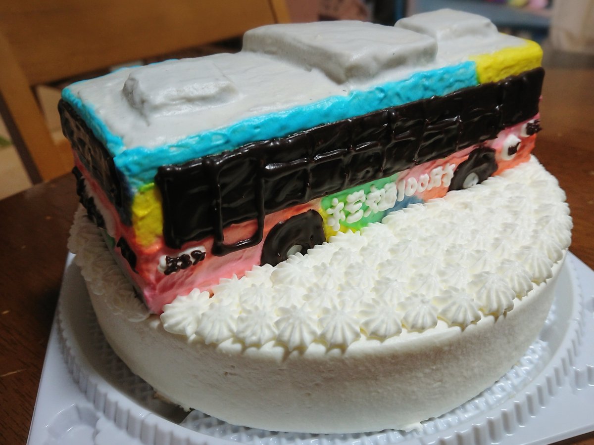 komumarucat's tweet photo. レトロカラーバス、のケーキ！
浄心営業所の花バスバージョン。再現率がすごい！！
ケーキ屋さんが頑張って作ってくれた傑作です✨✨
#名古屋市交通局
#市営交通100周年
#レトロカラーバス https://t.co/ocNIqsXvgm