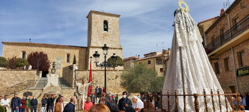 LosPueblosmbe's tweet photo. Domingo de Resurrección y encuentro en Caleruega (Burgos), donde vecinos y visitantes cantan en la procesión a la imagen del Cristo resucitado y a la Virgen María. Tras encontrarse en la Plaza de Santo Domingo los dos pasos vuelven juntos a la iglesia de San Sebastián. https://t.co/z9t5xm3oli