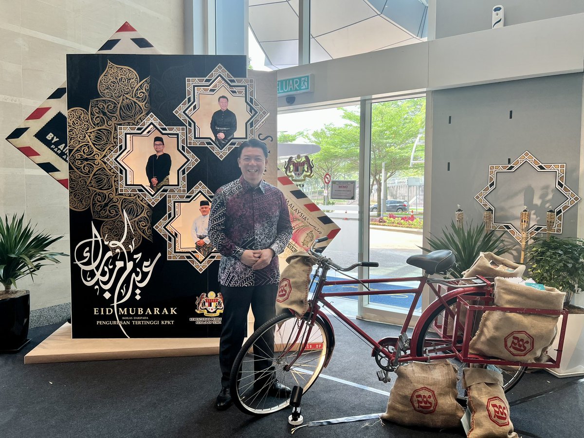 Berbangga sungguh kini Kementerian <a href="/kpkt_gov/">KPKT</a> berpegang kpd prinsip pimpinan perpaduan dlm kepelbagaian atau “unity in diversity” dlm menjalankan tugas harian kementerian. Hiasan Hari Raya Aidilfitri &amp; perayaan2 lain di ruang utama pejabat kementerian adalah satu contoh terbaik.