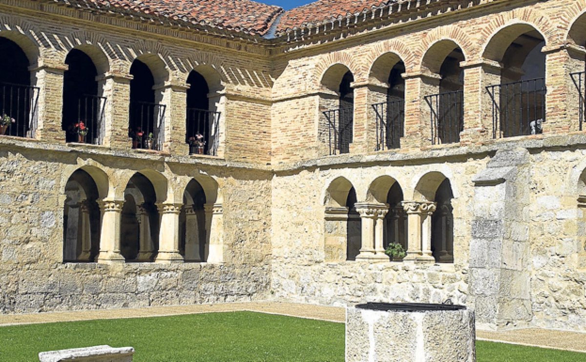 Domingo de Resurrección y encuentro en Caleruega (Burgos), donde vecinos y visitantes cantan en la procesión a la imagen del Cristo resucitado y a la Virgen María. Tras encontrarse en la Plaza de Santo Domingo los dos pasos vuelven juntos a la iglesia de San Sebastián.