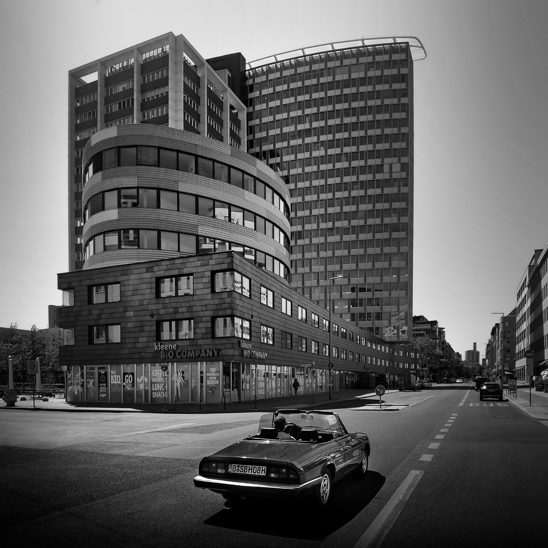 Berlin | A sunday car pic ♡   

ISO 50 - f1,8 - 1/1400 sec - Huawei P40 Pro
_____________________________

#blackandwhitephotography #blackandwhite #monochrome #photography #symmetry #architecture #cityscape #street #noreels_iamaphotographer #makefriends_notreels #vero #Berlin