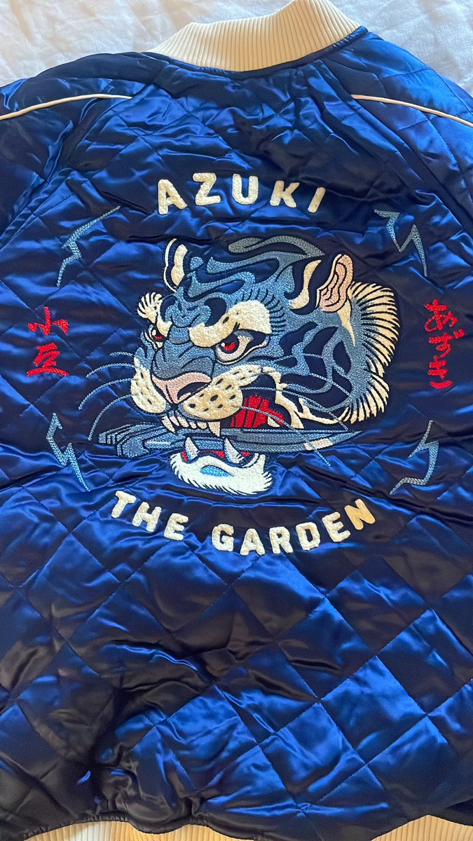 JapNFT's tweet photo. Finally received my @Azuki jacket 
In ❤️❤️❤️❤️ https://t.co/VrQPNtNyLa