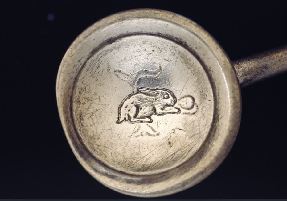 #Easter vibes: A charming #Roman silver spoon, the interior of the bowl is engraved with a rabbit nibbling a turnip (?).

Happy Easter! 🐰

Found in the Roman settlement at Manching, part of a hoard dating ca. 250 AD.

Photo: Archäologische Staatsammlung München