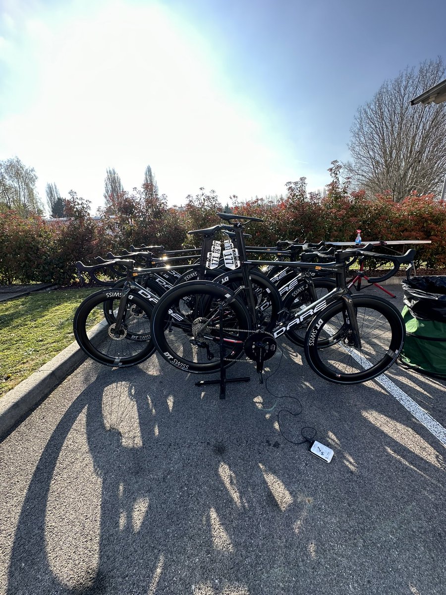 Klar til mit 3. Paris - Roubaix i dag! ⚡️  
Fun fact: 
21 cykler 
20 sæt ekstra hjul 
2 race cars 
6 biler til zone hopping 
4 ekstra revserehjul til bilerne 
1 Truck 
1 bus 
1 kitchen truck 
21 staff 
#ParisRoubaix2023