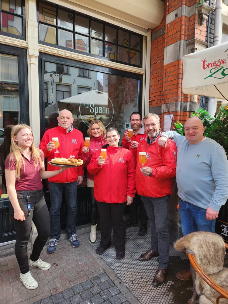 Ropateam84's tweet photo. Gisteren de presentatie van “ons” bier in #cafedespaan prachtig initiatief van de eigenaar. Een fust #Chamaven bier, bier wat in Zutphen gebrouwen wordt. De totale opbrengst komt ten goede aan de @roparun. Een mooi weekend om op het terras te genieten van dit mooie blond biertje. https://t.co/LGWkZF9HGG