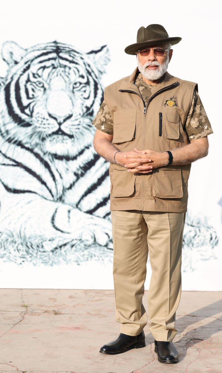 BSBommai's tweet photo. ಬಂಡೀಪುರದಲ್ಲಿ ಪ್ರಧಾನಿ ಶ್ರೀ @narendramodi ಅವರು.
#TigerInKarnataka https://t.co/kLMy05qwqO