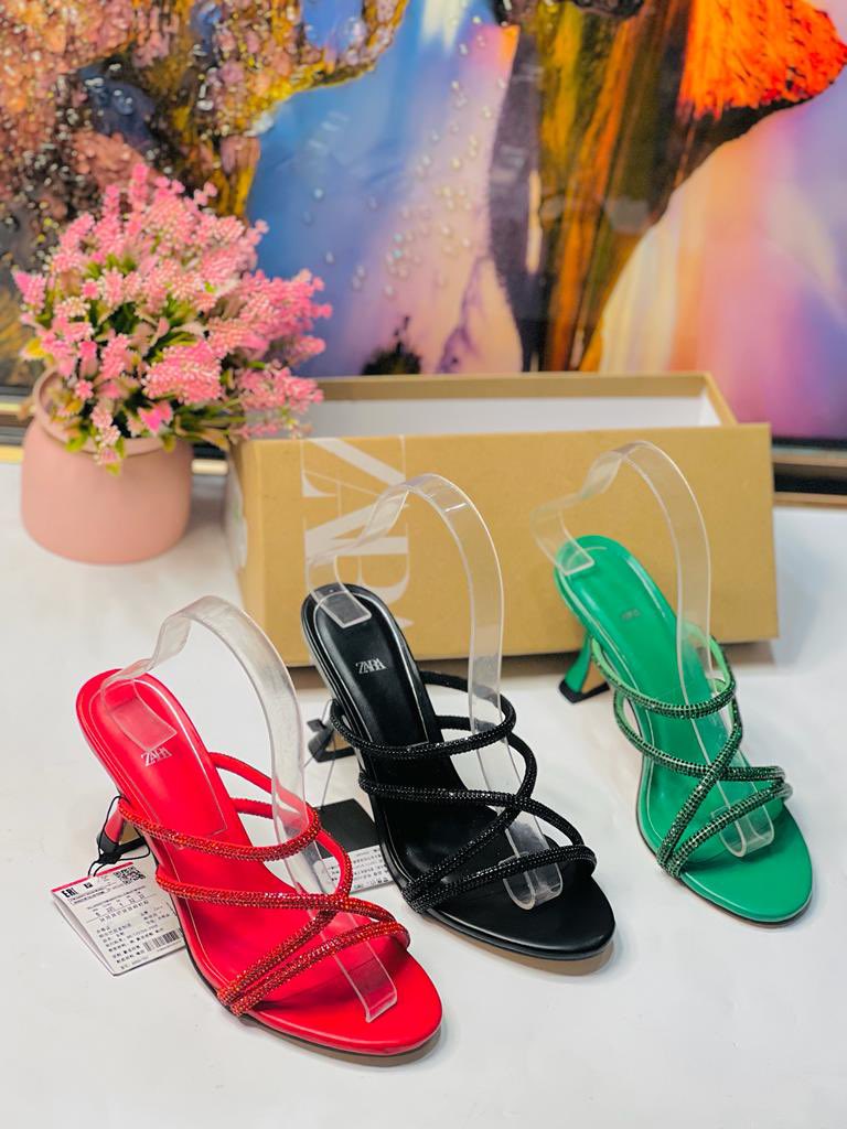 amiqs__place's tweet image. Available in sizes 37-42. Perfect for that casual or chic look. 

Going for N13,000 until after Eid 

#Eid2023 #sales 
#lagosshopping #OnlineBusiness