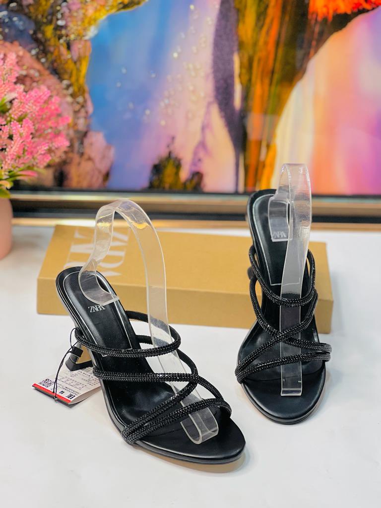 amiqs__place's tweet image. Available in sizes 37-42. Perfect for that casual or chic look. 

Going for N13,000 until after Eid 

#Eid2023 #sales 
#lagosshopping #OnlineBusiness