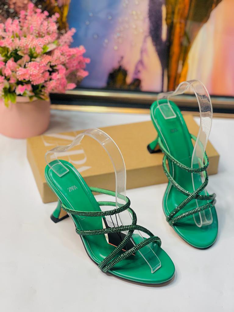 amiqs__place's tweet image. Available in sizes 37-42. Perfect for that casual or chic look. 

Going for N13,000 until after Eid 

#Eid2023 #sales 
#lagosshopping #OnlineBusiness