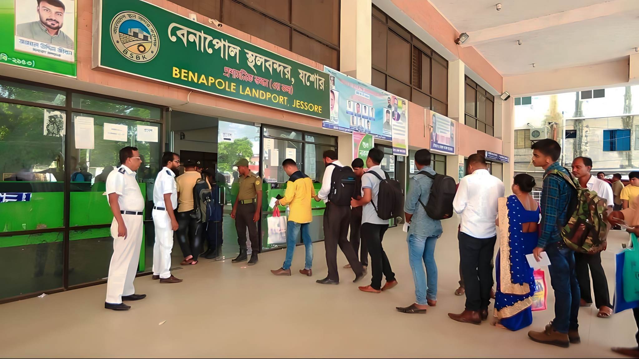 বেনাপোল চেকপোস্টে যাত্রী হয়রানির অভিযোগে আনসার বাহিনী প্রত্যাহার