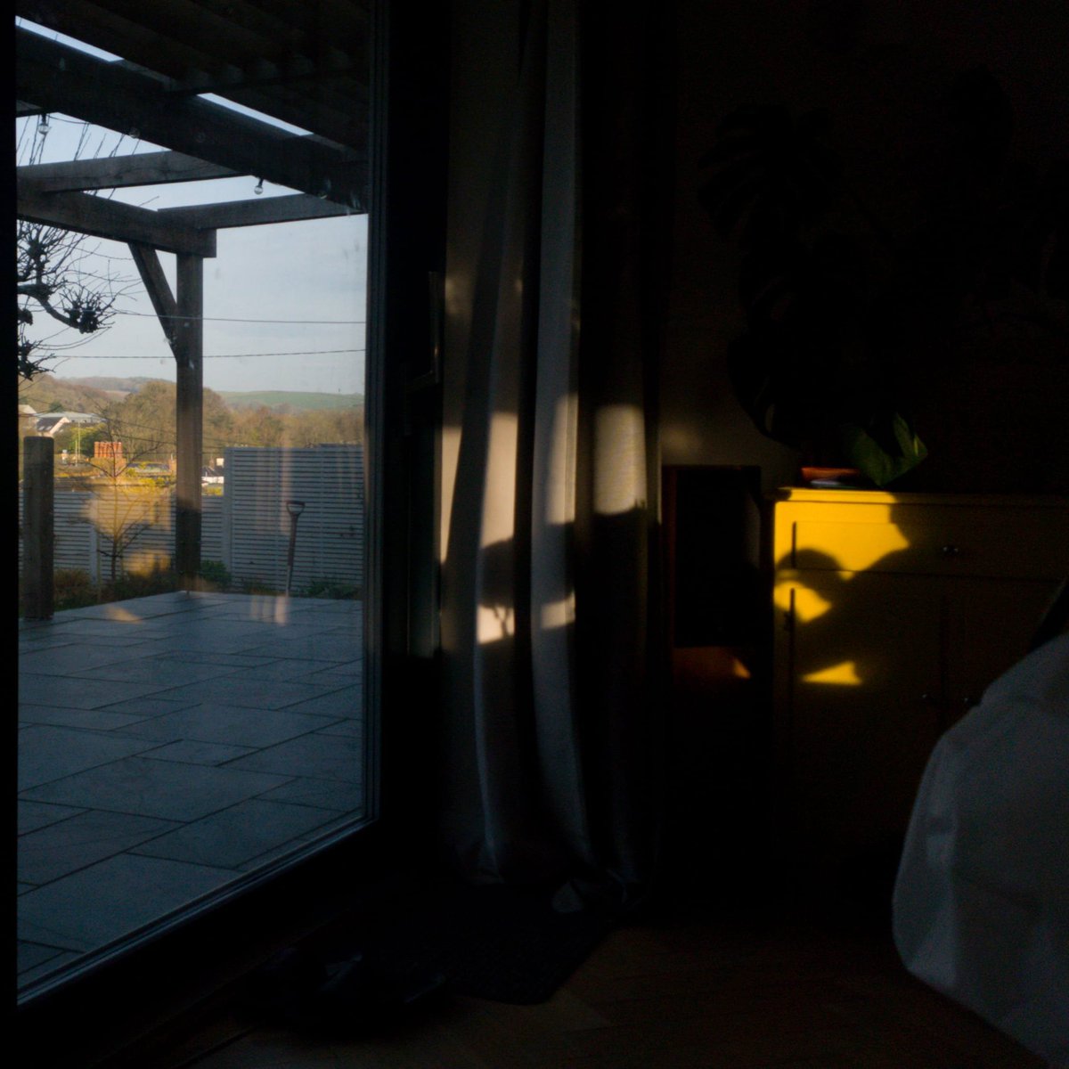 RichFearon's tweet photo. Daughter reflected in the morning light. https://t.co/BrO00xFpCQ