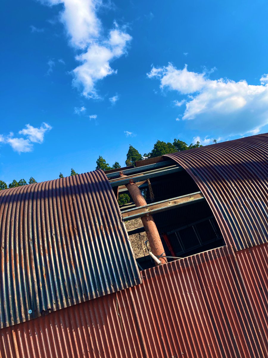 ReciprocalColor's tweet photo. トタン屋根飛んじゃいました。
昨日の強風やばかった。 https://t.co/cCTRdXBq7p