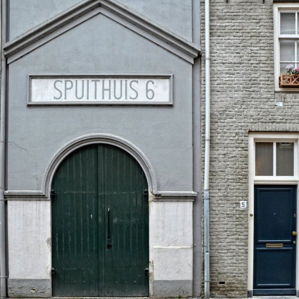 De deuren vliegen open. Kar, ladder, slangen worden z.s.m door vrijwilligers naar de brandhaard gebracht. Burgers putten emmers water uit de Binnendieze. Spuithuis 6 in de Sint Jorisstraat in Den Bosch was een van de 39 huisjes die vanaf 1688 gebouwd zijn voor de brandweer.