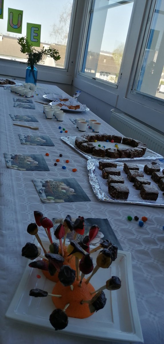 Goûter de pâques préparé par nos élèves de CAP PSR. 😋
Cocktail, gâteaux, amuses bouche... tout était délicieux.
Bravo, et merci à tous