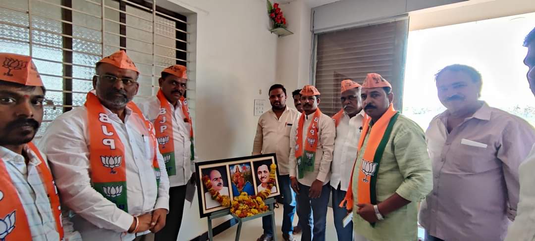 BJP_Ramdurg's tweet photo. ಭಾರತೀಯ ಜನತಾ ಪಾರ್ಟಿ ಬೆಳಗಾವಿ ಗ್ರಾಮಾಂತರ ಜಿಲ್ಲೆಯ ರಾಮದುರ್ಗ ಮಂಡಲದ ಚುನಾವಣಾ ನಿರ್ವಹಣಾ ಸಮಿತಿ ಸಭೆ ನಡೆಯಿತು.

ಈ ಸಭೆಯ ಅಧ್ಯಕ್ಷತೆಯನ್ನು ಮಂಡಲದ ಅಧ್ಯಕ್ಷರಾದ ಶ್ರೀ ರಾಜೇಶ್ ಬೀಳಗಿ ಅವರು ವಹಿಸಿದ್ದರು

ಕ್ಷೇತ್ರ ಪ್ರಭಾರಿಗಳು ಹಾಗೂ ನಿರ್ವಹಣಾ ಸಮಿತಿ ಜಿಲ್ಲಾ ಸಂಚಾಲಕರಾದ ಲಕ್ಷ್ಮಣ ತಪಸಿ ಅವರು ಮಾರ್ಗದರ್ಶನ ಮಾಡಿದರು.
#BJPYeBharavase https://t.co/6oBHBDUThl