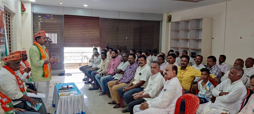BJP_Ramdurg's tweet photo. ಈ ಸಂದರ್ಭದಲ್ಲಿ ಚುನಾವಣಾ ನಿರ್ವಹಣಾ ಸಮಿತಿ ಸಹ ಸಂಚಾಲಕರಾದ ಗುರುಪಾದ ಕಳ್ಳಿ, ಚುನಾವಣೆ ನಿರ್ವಹಣಾ ಸಮಿತಿ ಸಂಚಾಲಕರಾದ ಬಸವರಾಜ ಸೋಮಗೊಂಡ,ವಿಸ್ತಾರಕರಾದ ದುಳಪ್ಪ ಭುರುಟಗಿvಪ್ರಧಾನ ಕಾರ್ಯದರ್ಶಿಗಳಾದ ಉಮೇಶ್ ಹಕಾಟಿ ಹಾಗೂ ಶಂಕರ ಹುರಕಡ್ಲಿ ಹಾಗೂ ಚುನಾವಣಾ ನಿರ್ವಹಣಾ ಸಮಿತಿ ಸದಸ್ಯರು ಪದಾಧಿಕಾರಿಗಳು  ಉಪಸ್ಥಿತರಿದ್ದರು.

#BJPYeBharavase https://t.co/cFWwUb6GmI