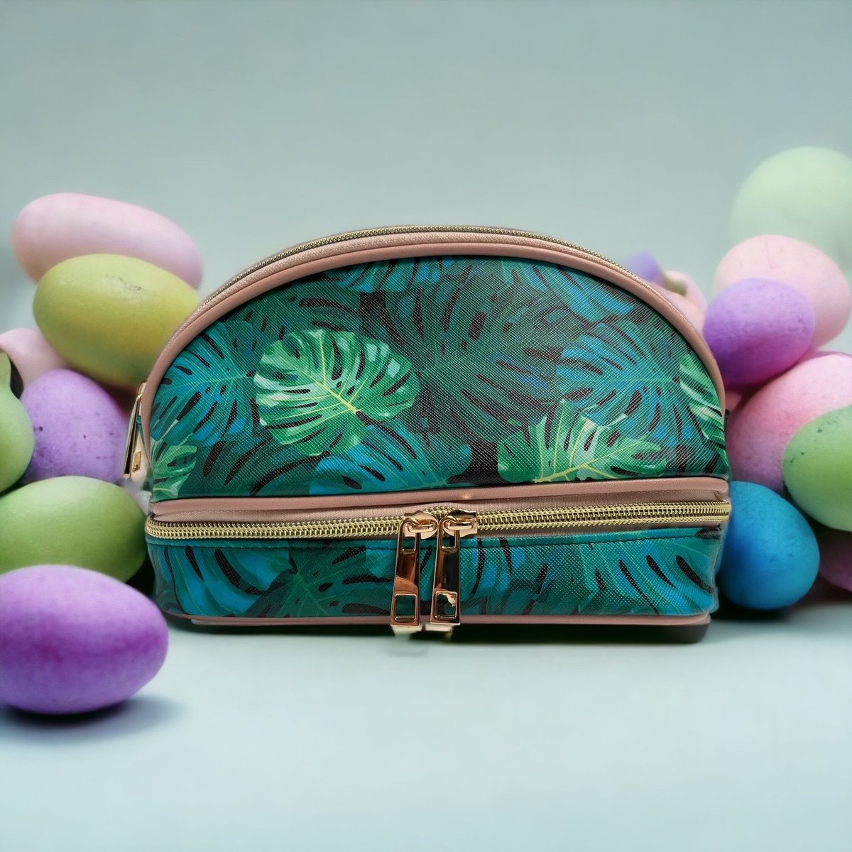 This Easter, give yourself the gift of organisation and style with the Wolf &amp; Griffin Cosmetic Bag! 🐰🌸🌿 

Happy Easter everyone! 🌷🐣💄 

#EasterGiftIdeas #BeautyEssentials #HappyEaster