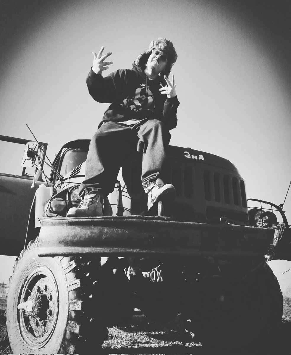 SubsemnatuOG's tweet photo. Mergi cu noi sau rămâi ultimul... In curând un nou single @subsemnatusubs alături de @tecko.starr produsa in @str.varius în colaborare cu @rebelmusicromania

#SUBSoldatul 

#hiphop #rapper #subsemnatu #stradavarius #rebelmusic

Foto @georgebadea2.0 https://t.co/Tt4BCuvChY