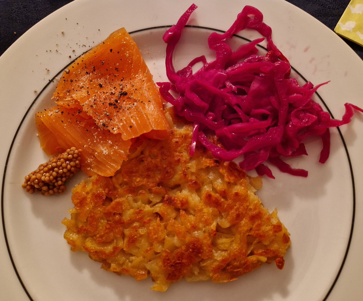 ChemEpi's tweet image. Rösti (with Gruyter, very nice), smoked salmon, pickled Red cabbage and mustard seeds. #cookingwithfamily #chemistswhocook