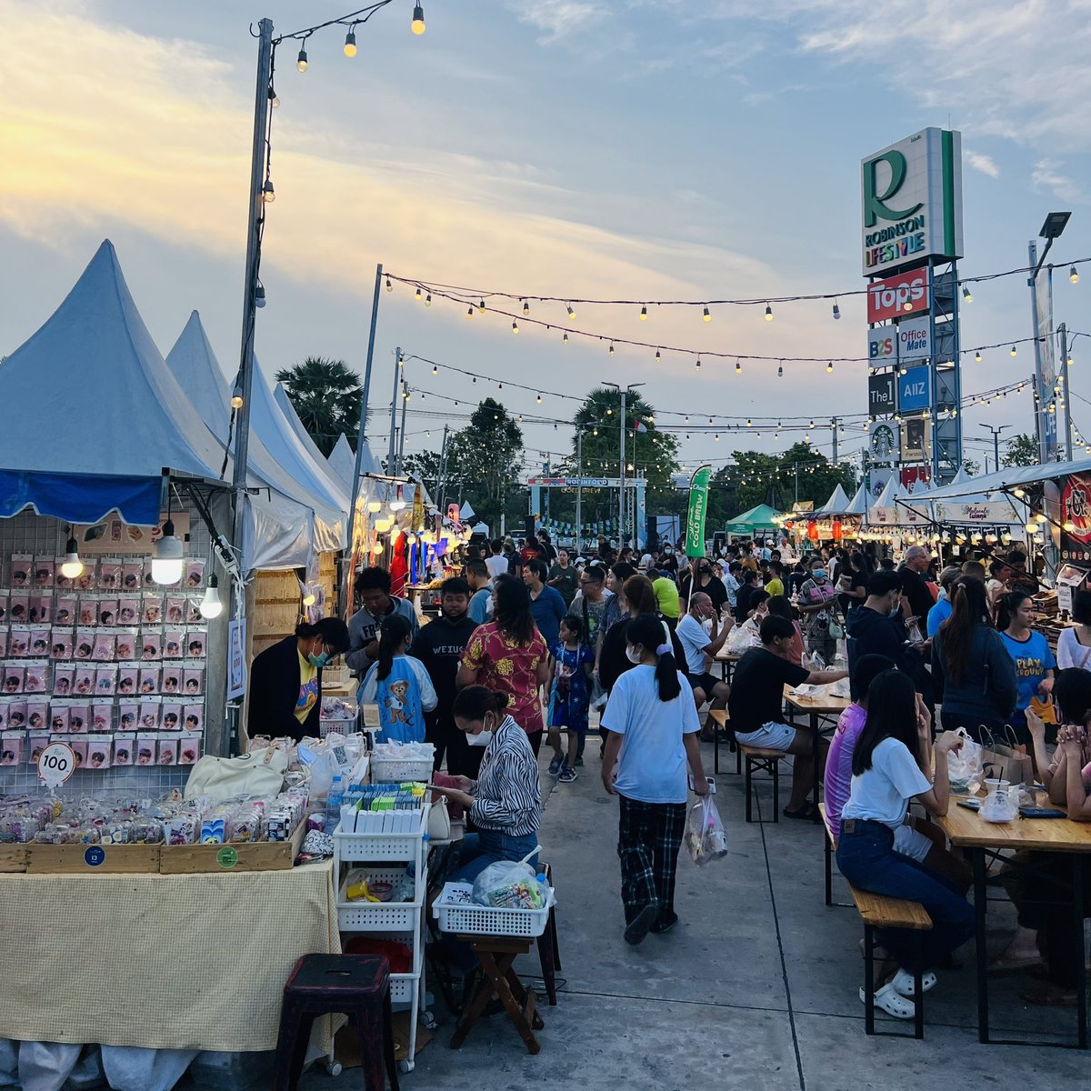 JoonSaowaluk's tweet photo. อยากกินซะทุกร้าน แต่ติดที่ … มาคนเดียว 😋
📍 RobinFood / Robinson Lifestyle Phetchaburi
#อยากพากิน #จอจูนรีวิว #robinfood #robinfoodphetchaburi #โรบินสันไลฟ์สไตล์ #เพชรบุรี . https://t.co/UhQOM2kQPD