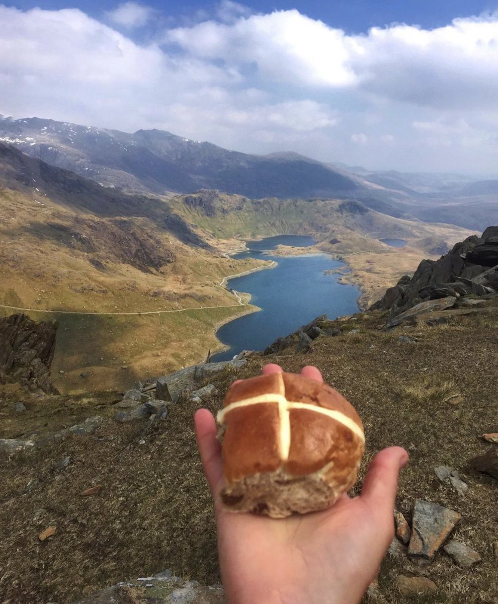 So the annual debate? 🥚🍫🐣 What are you egg or the bun? #wales #snowdonia #eryri #snowdon #Easter2023 @visitwales @Ruth_ITV @TrailMagazine @ItsYourWales @ThePhotoHour