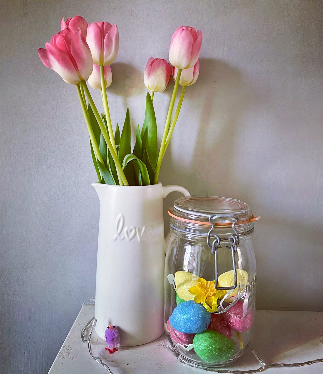 Happy Easter to all our book-loving friends, and anyone else who needs to hear it x
#easter #happyeaster #eastersunday #tulips #spring #springflowers #spring #easterdecor #masonjar #eggs #chick