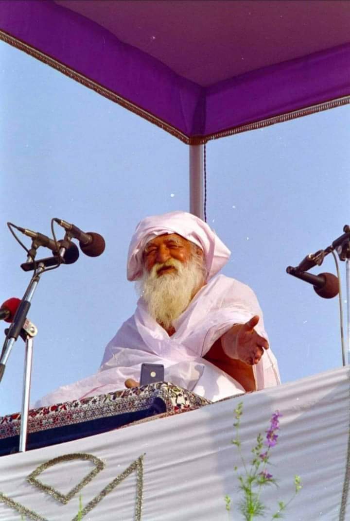 Guru ji please 
YOU INTRODUCED ME TO MYSELF.WITHOUT YOU I AM NOTHING IN MY LIFE.गुरु आध्यात्म की ज्योति हैं
#गुरु_हैं_चारों_धाम
