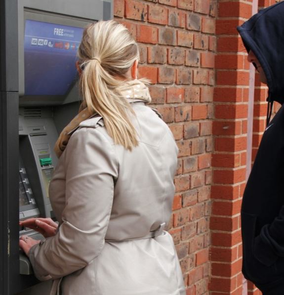 MPSNewham's tweet photo. Need to get cash out? 💵
Who is watching you? 🏧

Don't get distracted at the cash point.
Go inside the bank to make a withdrawal to be safe 🏦

#Keepyourmoneysafe
#Safewithdrawals https://t.co/VVaPz1Vngm