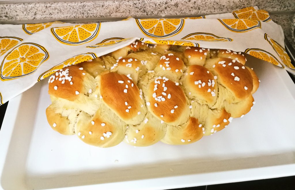 Suvillyon's tweet photo. Hello, I'm german and I'm baking bread.

Happy easter ^^ https://t.co/PMh2UPtAUl