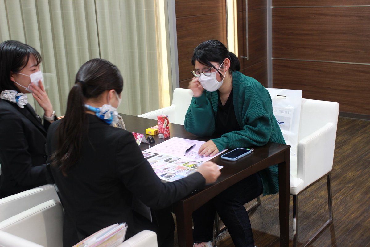 meican_koho's tweet photo. ★ブライダル学科★
本日体験入学開催！

ドレス試着体験では
学生が作ったドレス！
ドレスもビックリするぐらい素敵でしたが
着こなしている高校生も驚くぐらい綺麗でした！
ウェディングプランナー体験では
学スタと高校生の盛り上がり！
楽しい雰囲気も名古屋観光専門学校ならではですね！ https://t.co/1DR2FUcbIo