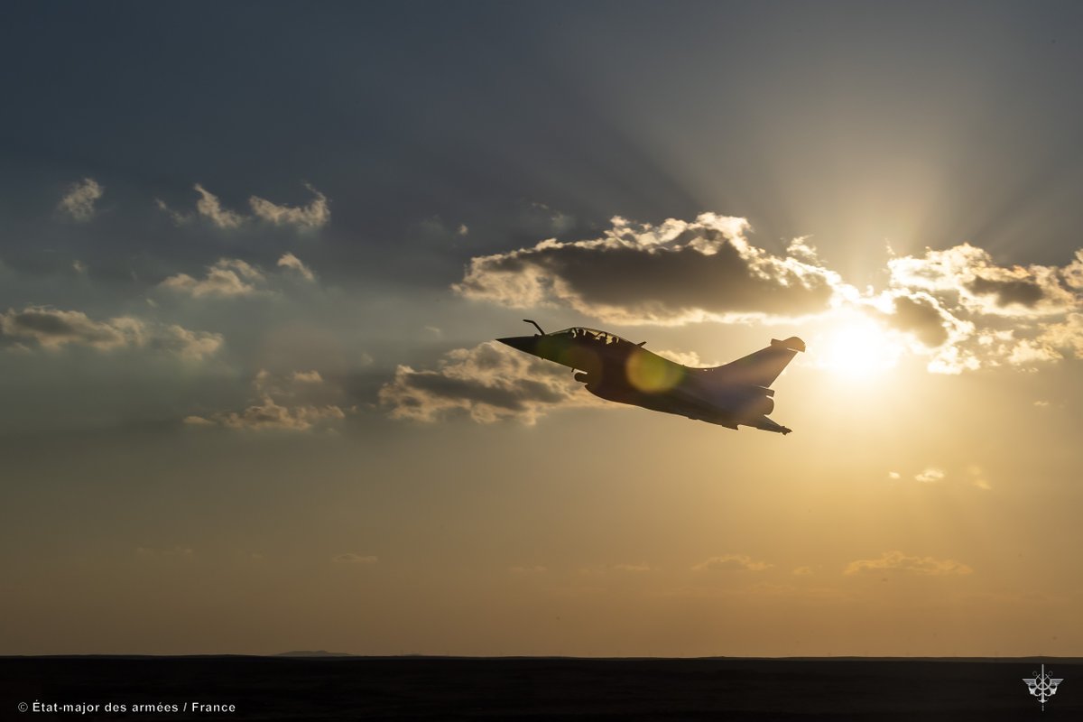 EtatMajorFR's tweet photo. #Chammal | Les aéronefs @Armee_de_lair déployés au Levant poursuivent leurs missions au profit de @CJTFOIR.
➡️ Défense et surveillance de l’espace aérien ;
➡️ Prise d’alerte Close Air Support ;
➡️ Mission de reconnaissance ;
#LaMissionContinue contre Daech. https://t.co/FFBJwjwCvS