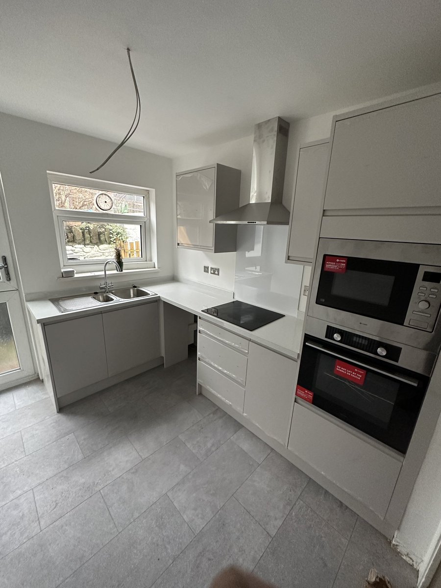 Full installation through <a href="/stevethespread/">Steve James</a> kitchen supplied by Benchmarx llansamlet.