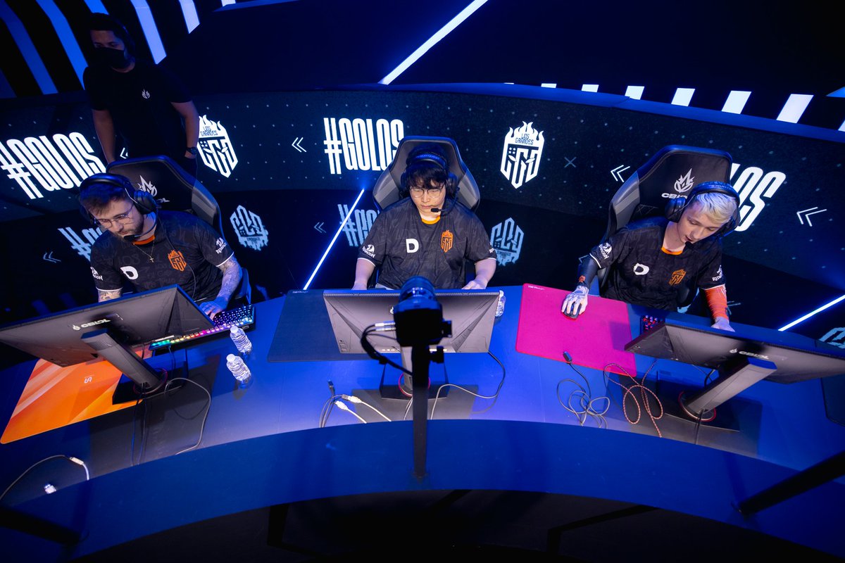 losgrandesgg's tweet photo. É HOJE #OndaLaranja 

Dia de #CBLOLDiff valendo a vaga na final

EMPURRA O #goLOS 🧡🖤 https://t.co/rZfy3eSybI