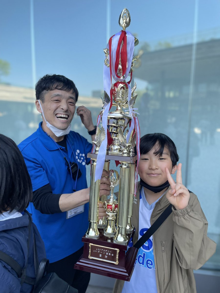 RIKITO87115432's tweet image. 今日はeスポーツの運動会でした！
みんなで力を合わせて頑張りました🏆
たくさんのスクールがあります。
なんと😵力斗の通っているスクールが優勝でした🥇
個人で入賞できるように頑張りたいです。

大好きな隈元先生とパチリ📸

#eSPアカデミー
#マインクラフト