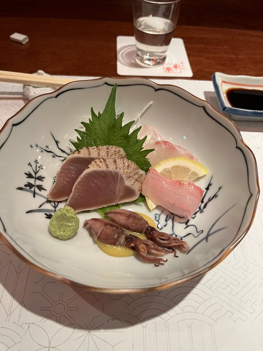 Me dice Salvador en nuestra lengua vernácula, mientras disfrutamos de un menú kaiseki en un restaurante escondido de Kioto, que en esta vida es muy fácil ganar dinero, lo difícil es saber gastarlo
