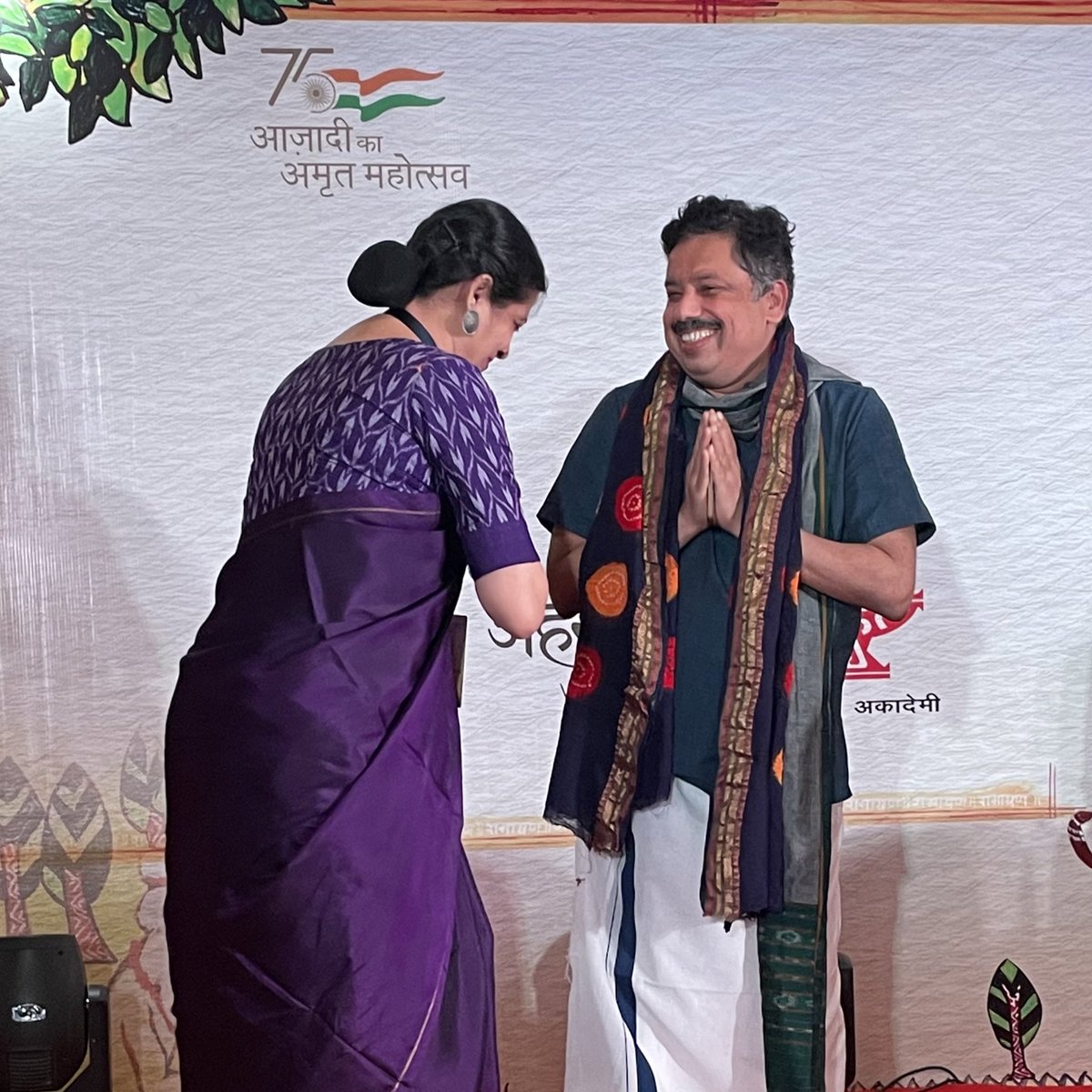 रामायण कला उत्सव के सत्र 'Mother Earth and Climate Change: Sita’s Prophecy' की कुछ झलकियां | वक्ताओं का स्वागत करते हुए अहसास वूमेन प्रयागराज श्रुति अग्रवाल और अभिनन्दन करते हुए अहसास वूमेन भुबनेश्वर विदुला रामलक्ष्मी

<a href="/itsanandneel/">anand neelakantan ആനന്ദ് നീലകണ്ഠൻ</a> <a href="/KoralDasgupta/">Koral Dasgupta</a> <a href="/RamalakshmiVed2/">Dr. Ramalakshmi Vedula</a>